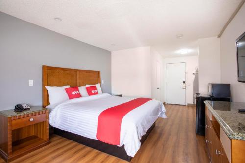 Μια τηλεόραση ή/και κέντρο ψυχαγωγίας στο Hotel Palmdale - Antelope Valley -Listing Partner