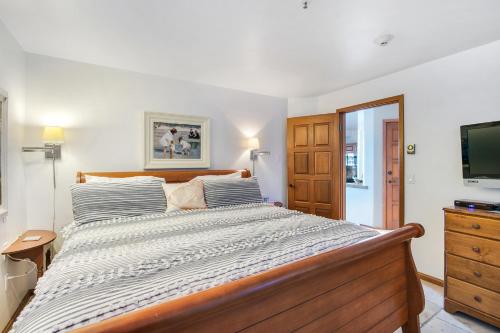 Ένα ή περισσότερα κρεβάτια σε δωμάτιο στο H177 - Hamilton Cove Villa 1-77