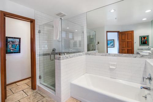 Ένα μπάνιο στο H177 - Hamilton Cove Villa 1-77