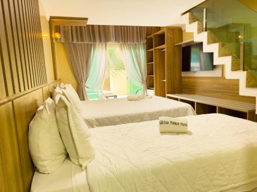 a hotel room with two beds and a window at Star Palace Hotel Jeri in Jericoacoara