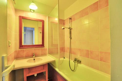 une salle de bain avec une baignoire, un lavabo et une douche dans l'établissement La résidence du Lac - maeva Home - Appartement 2 pièces 5 personnes - Sélection MAE-4111, à Monflanquin