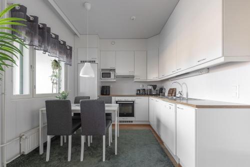 Kuchyň nebo kuchyňský kout v ubytování Homelike 1BR Apartment with Sauna & Free Parking