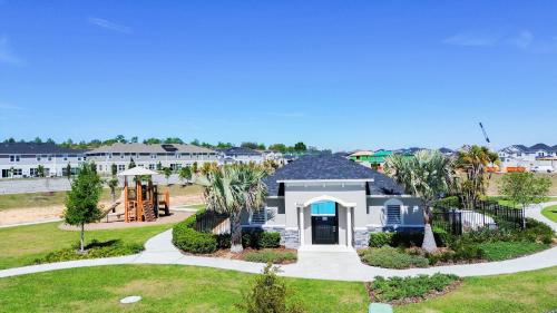 una vista aérea de una casa con parque infantil en Near Disney Deluxe Room A, en Kissimmee