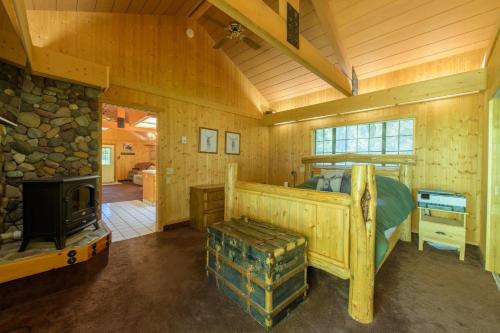 Televisyen dan/atau pusat hiburan di Glen Lake Cabin in the Woods