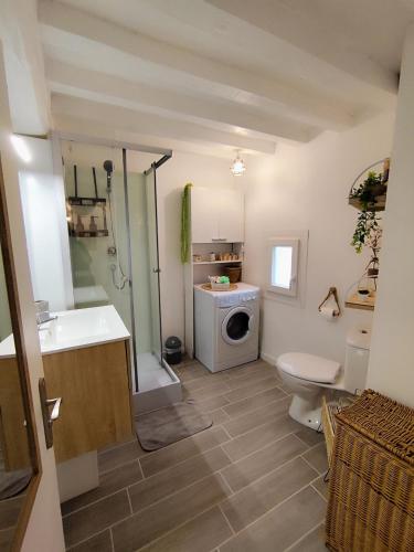 La salle de bains est pourvue d'un lavabo et de toilettes. dans l'établissement Maison au calme proche A4 Disney Petit déjeuner possible, à Bézu-le-Guéry