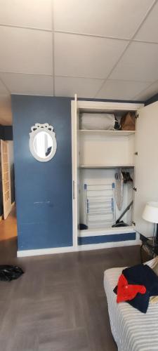 Cette chambre comprend un lit et un mur bleu. dans l'établissement F1 hyper centre, à Clermont-Ferrand