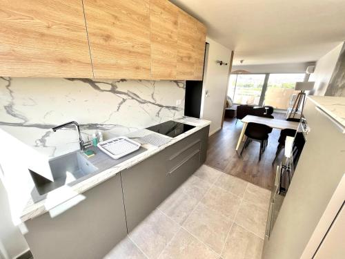 une cuisine avec un évier et un plan de travail dans l'établissement Free Parking - Air Conditioning - WIFI - Silent, à Montpellier