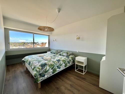 une chambre avec un lit et une grande fenêtre dans l'établissement Free Parking - Air Conditioning - WIFI - Silent, à Montpellier