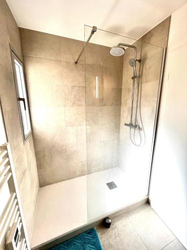 une douche avec une porte vitrée dans une salle de bain dans l'établissement Free Parking - Air Conditioning - WIFI - Silent, à Montpellier