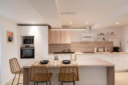 une cuisine avec un grand îlot et des tabourets de bar dans l'établissement Cozy modern T2 - Old Village Mougins, à Mougins