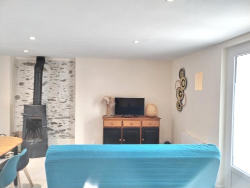Μια τηλεόραση ή/και κέντρο ψυχαγωγίας στο Logement proche du Lac & Océan, Parking