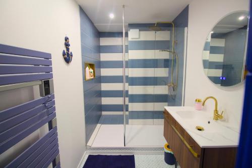 une salle de bain avec douche et lavabo dans l'établissement Le Belvédère, idéalement situé centre, balcon & port, intendance Luxury Host, à Barneville-Carteret
