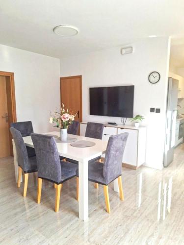 2 bedroom apartment near the sea