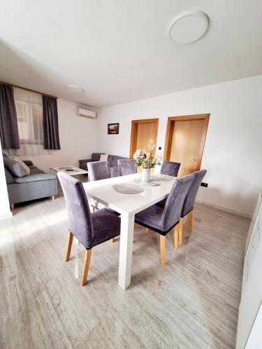 2 bedroom apartment near the sea