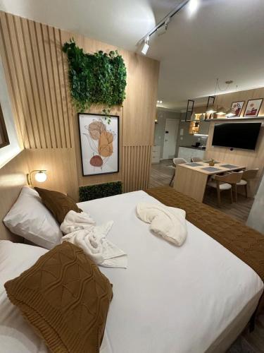 a bedroom with a bed with towels on it at Melhor cidade do Brasil! Melhor apto. do Brasil! in Sorocaba