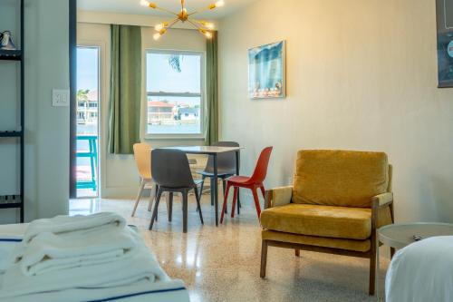 a hospital room with a table and chairs and a bed at Tropical Breeze in Clearwater Beach