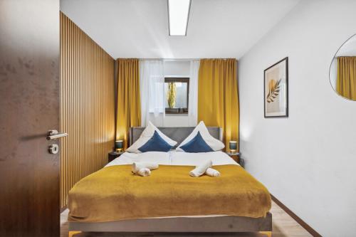 a bedroom with a bed with two towels on it at Ferienhaus-Terrassen-Parkplatz in Coburg
