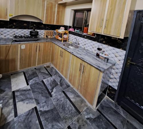 Kuchyň nebo kuchyňský kout v ubytování Mirpur Azad Kashmir B&A Aparrtments