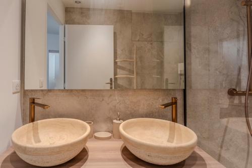 La salle de bains est pourvue d'une douche et de 2 grandes baignoires. dans l'établissement Cozy modern T3 - Old Village Mougins, à Mougins