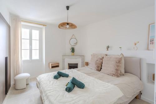 - une chambre blanche avec un grand lit et 2 oreillers dans l'établissement Cozy modern T3 - Old Village Mougins, à Mougins