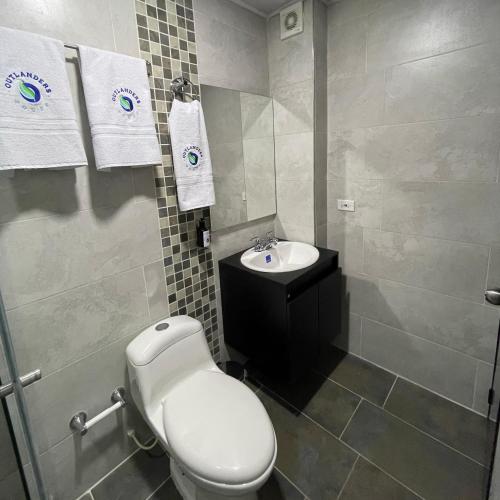 Ένα μπάνιο στο Outlanders House BOG Airport