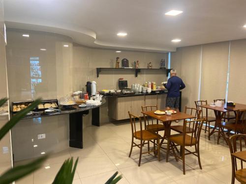 Cuisine ou kitchenette dans l'établissement Hotel Enseada Aeroporto