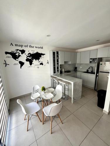 a map of the world on a wall in a kitchen at Casa exclusiva con alberca en privada Cerca de Galería in Mazatlán