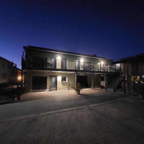 a building with a balcony and a patio at night at Bei Haags in Gommersheim