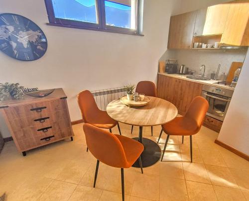 Una cocina o zona de cocina en Studio DeLuxe King with mountain view and spa rilski