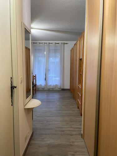 un couloir menant à une chambre avec un hallwayngthngthngthngthngthngthngthngthngthngth dans l'établissement Studio avec Jardin, à Gréoux-les-Bains