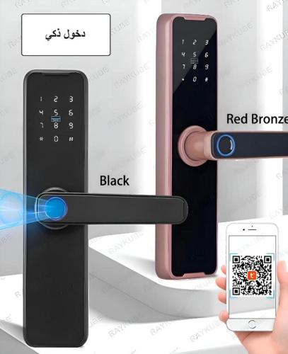 a person holding a remote control with a cell phone at الوسام شقة كبيرة 3 غرف نوم وصالة Large apartment with 3 bedrooms and a living room in Taif