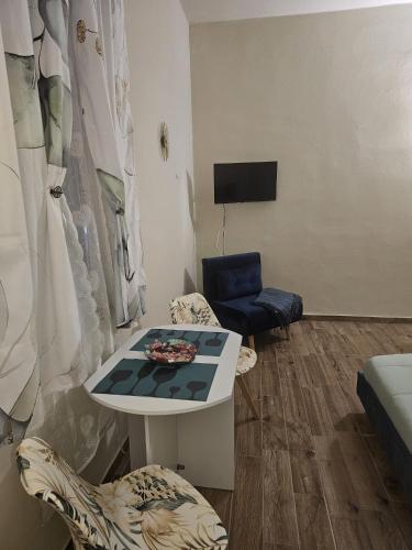 a small living room with a table and chairs at Dolce Dormire in Vigevano
