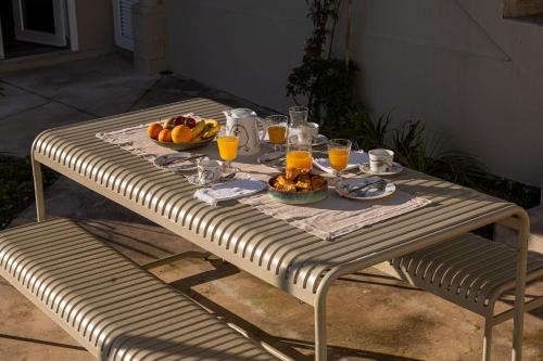 een tafel met een fruitschaal en een glas sinaasappelsap bij Belavista Villages in Riba Douro