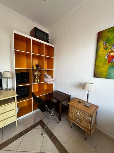 Zimmer mit einem Schreibtisch und einem Tisch mit einem Stuhl in der Unterkunft Monoambiente en Costanera Posadas Misiones in Posadas