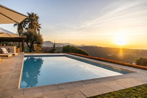 - une piscine avec vue sur le coucher du soleil en arrière-plan dans l'établissement Villa Isabella, à Vence