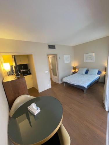 - un salon avec un lit et une table dans l'établissement Royal lux promenade des anglais, à Nice