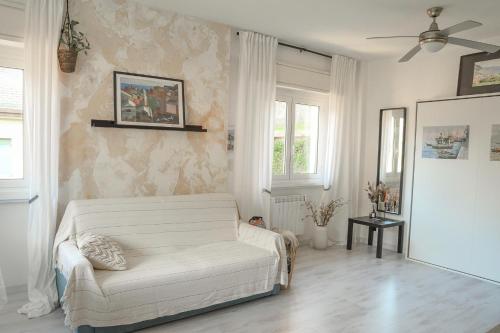salon z białą kanapą i oknem w obiekcie Moneglia mare e relax w mieście Moneglia