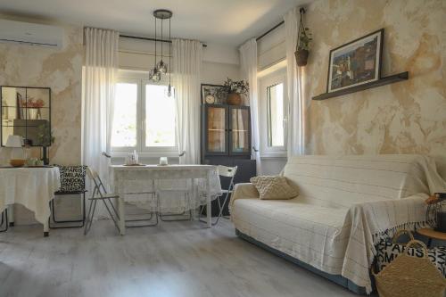 salon z kanapą i stołem w obiekcie Moneglia mare e relax w mieście Moneglia