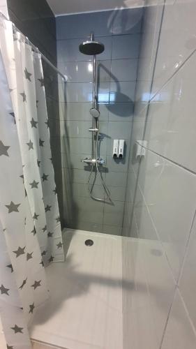 La salle de bains est pourvue d'une douche avec des étoiles sur le mur. dans l'établissement Cozy and chic apartment, à Freyming-Merlebach