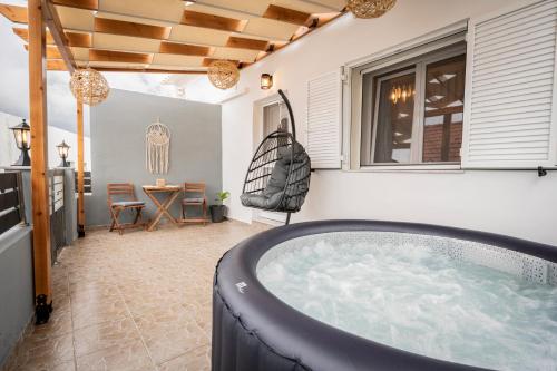 Luxury Getaway with Jacuzzi - Platanos House Salakos