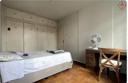 - une chambre avec un lit, une chaise et une commode dans l'établissement AVENIDA PAULISTA - QUARTO CASAL em Apartamento compartilhado, à São Paulo