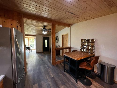 een keuken met een koelkast en een houten plafond bij Cozy Cabin on Hiking Trailhead & Elk Preserve in Garden Valley