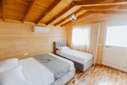 a bedroom with two beds in a wooden cabin at Malibu Spille in Spille