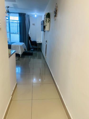 een hal met een kamer met een bed en een witte muur bij 47 on Hyde Park in Kaapstad
