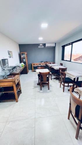 - une salle à manger avec des tables, des chaises et des tables dans l'établissement Hotel Siga, à Ribas do Rio Pardo