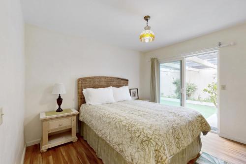 un dormitorio con una cama y una ventana en Vintage Views, en Cayucos