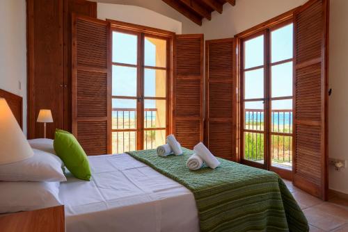 a bedroom with a bed with two towels on it at Ferienhaus In Polis Chrysochous Mit Offenem Kamin in Polis Chrysochous