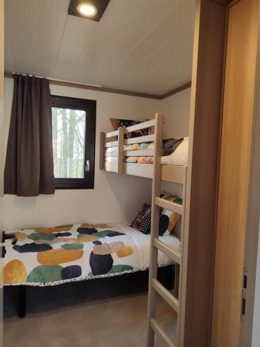 - une chambre avec des lits superposés et des lits superposés dans l'établissement Lac du Der Chalet neuf tout confort, à Giffaumont