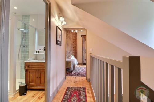 eine Treppe, die zu einem Badezimmer mit Waschbecken führt in der Unterkunft Chateau de Lourdes in Saint-Méloir-des-Ondes