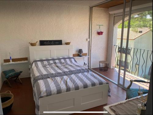 une chambre avec un lit et un balcon dans l'établissement Location bord de mer, à Argelès-sur-Mer